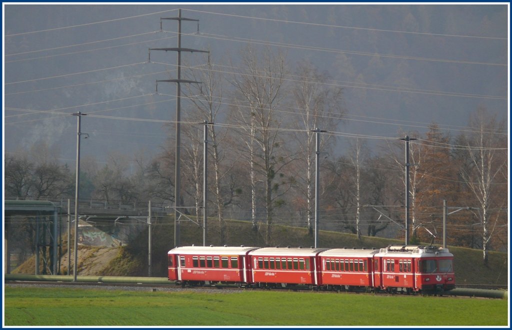 R1533 (S8) mit Be 4/4 512 Pendel legt sich zwischen Zizers und Igis in die Kurve, (22.11.2009)