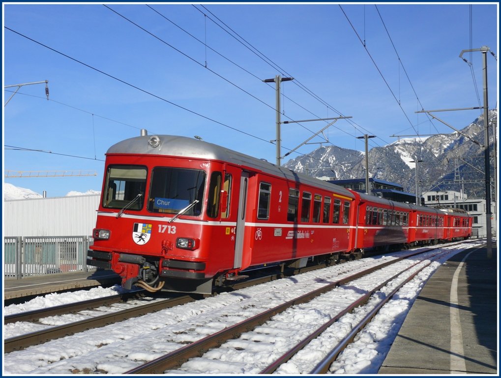 R1544 mit Steuerwagen 1713 hlt in Chur West. Das sdliche Gleis der Doppelspur ist ein Dreischienengeleise bis nach Domat/Ems zur Belieferung der Ems Chemie und der Sgerei Mayr Melnhof. (03.12.2009)