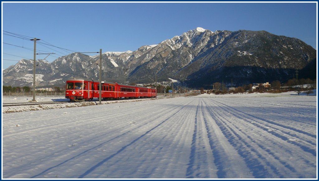 R1547 mit eiem Be 4/4 Pendel/Steuerwagen 1713 zwischen Chur West und Felsberg. Die Kulisse bildet der Montalin 2266m. (03.12.2009)