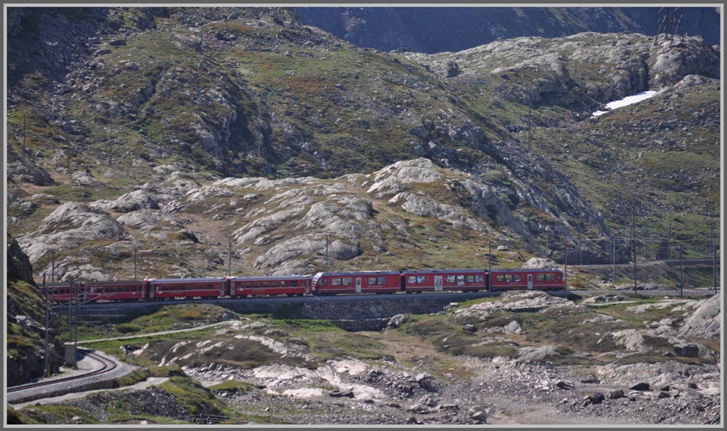 R1617 fhrt durch die Steinlandschaft entlang des Lago Bianco am Berninapass Richtung Tirano. (15.06.2011)