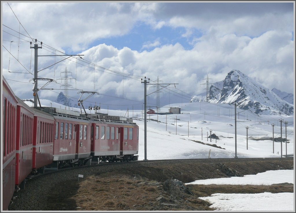 R1617 legt sich vor der Passhhe in die Kurve. Im Hintergrund der Piz Campasc 2598m. (20.05.2010)