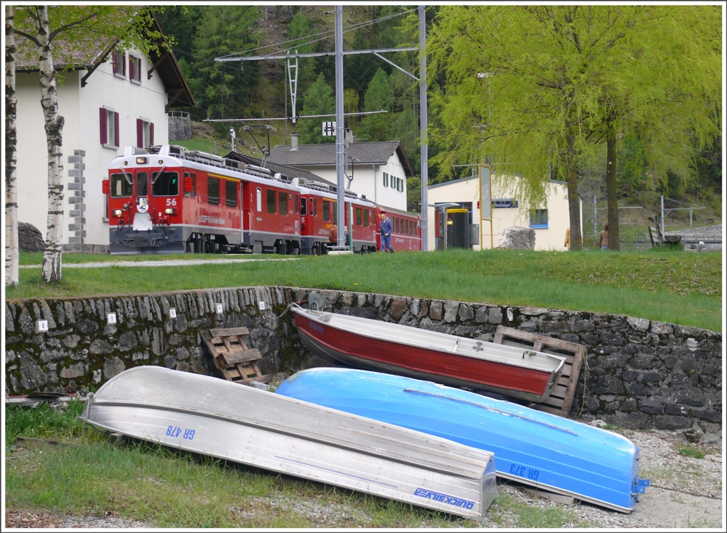 R1617 mit ABe 4/4 III 55 und 56 hlt am Seeende bei Miralago. (09.05.2010)