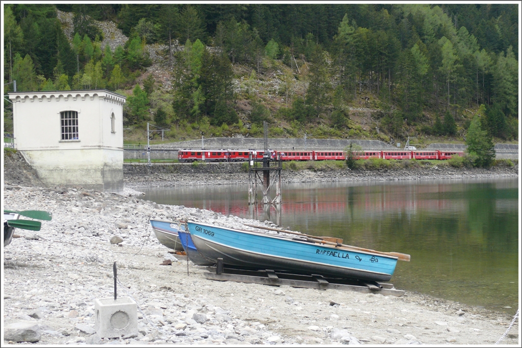 R1617 mit den ABe 4/4 III 55 und 56 erreicht in Krze Miralago. (09.05.2010)