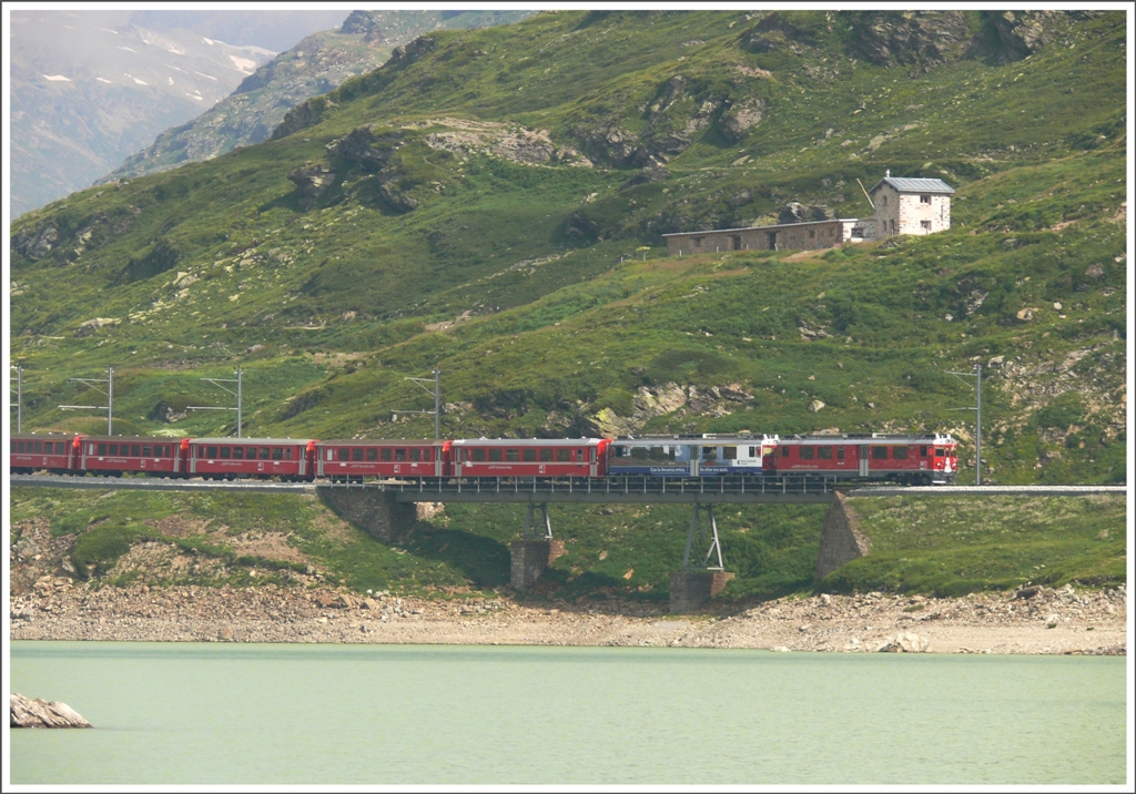 R1617 mit ABe 4/4 III 56  Corviglia  und 54  Hakone  auf der  Wildwestbrcke  bei Ospizio Bernina. (14.07.2010)