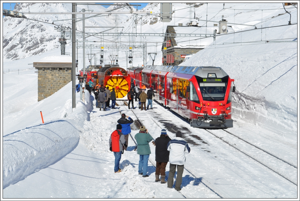 R1621 mit einem Allegra bahnt sich einen Weg durch die Schaulustigen in Ospizio Bernina. (26.02.2011)