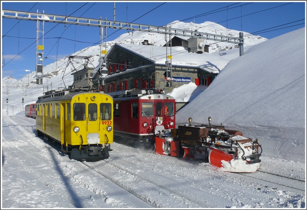 R1621 mit Spurpflug trifft in Ospizio Bernina auf den Xe 4/4 9922. (12.01.2010)