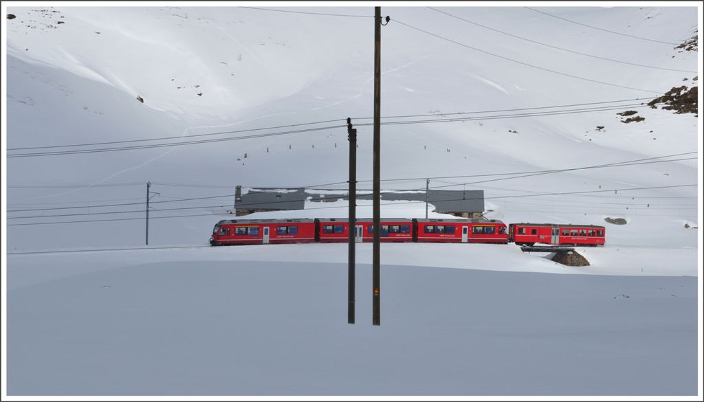 R1621 passiert die Alp Bondo. (22.02.2011)