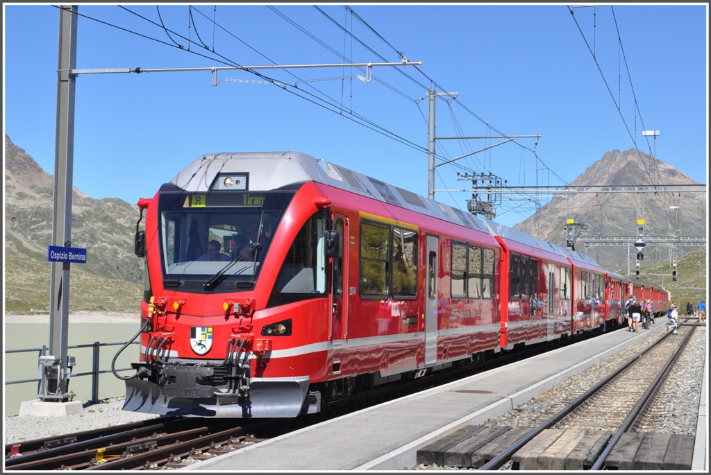 R1625 mit ABe 8/12 3514 hlt in Ospizio Bernina 2253m /M. Im Hintergrund grsst der 3165m hohe Piz Albris. (11.08.2012)