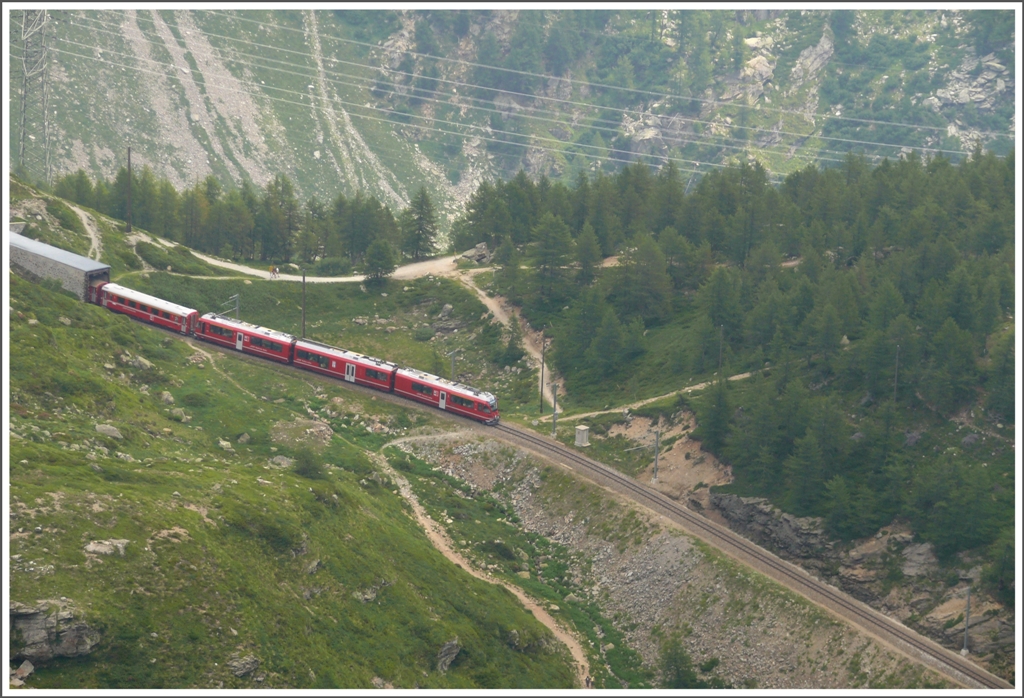R1625 mit ABe 8/12 verlsst die Sassal Mason Galerie II. (14.07.2010)