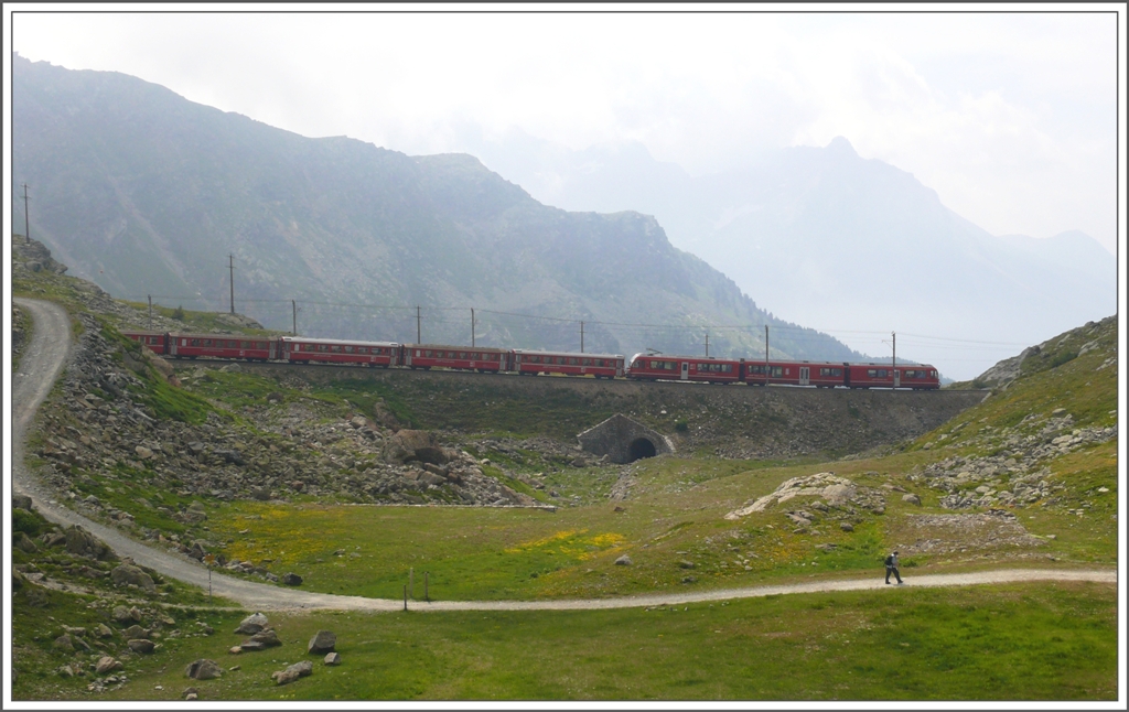 R1625 mit Allegra unterhalb der Lago Bianco Staumauer. Das hier zu sehende Trasse verlief ursprnglich in einem weiten S-Bogen und wurde durch die Begradigung um 216m krzer. (14.07.2010)