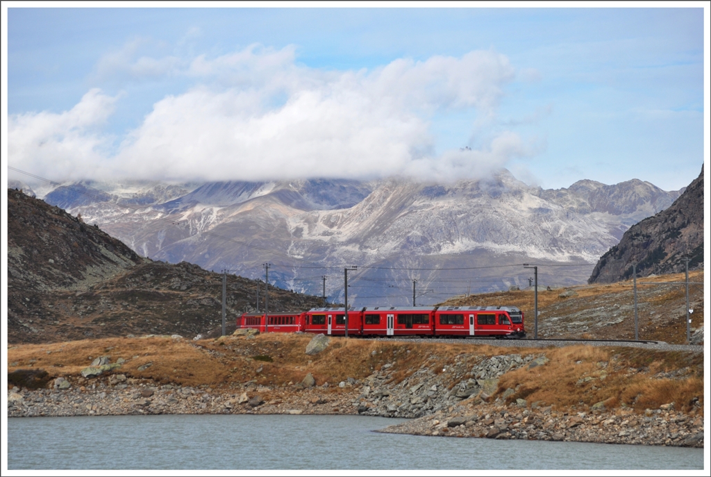 R1629 aus St.Moritz mit ABe 8/12 3512 passiert die Wasserscheide am Berninapass. (11.10.2012)