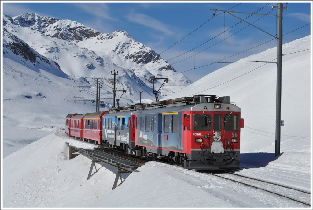 R1629 mit ABe 4/4 III 56  Corviglia  und 53  Tirano  kurz nach Ospizio Bernina. (26.02.2011)