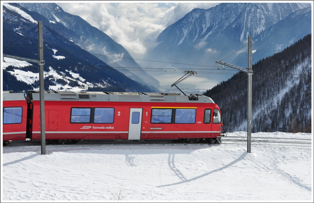R1629 mit ABe 8/12 3510 nach Tirano verlsst die Alp Grm und bietet den Passagieren einen atemberaubenden Tiefblick ins Valle di Poschiavo. (22.02.2011)