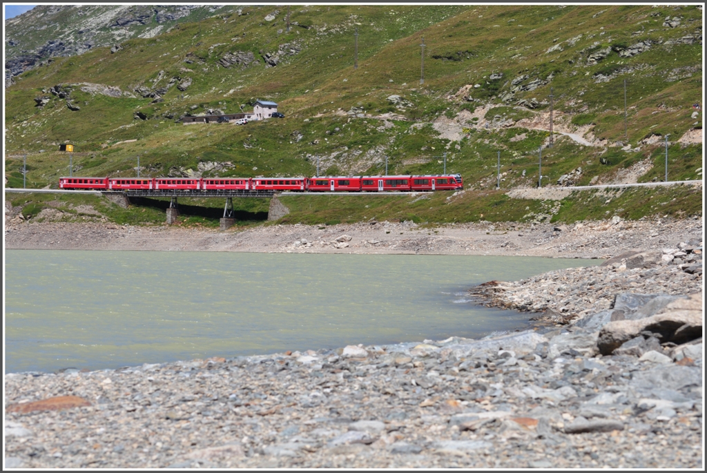 R1629 mit einem ABe 8/12 am Lago Bianco auf dem Berninapass. (11.08.2012)