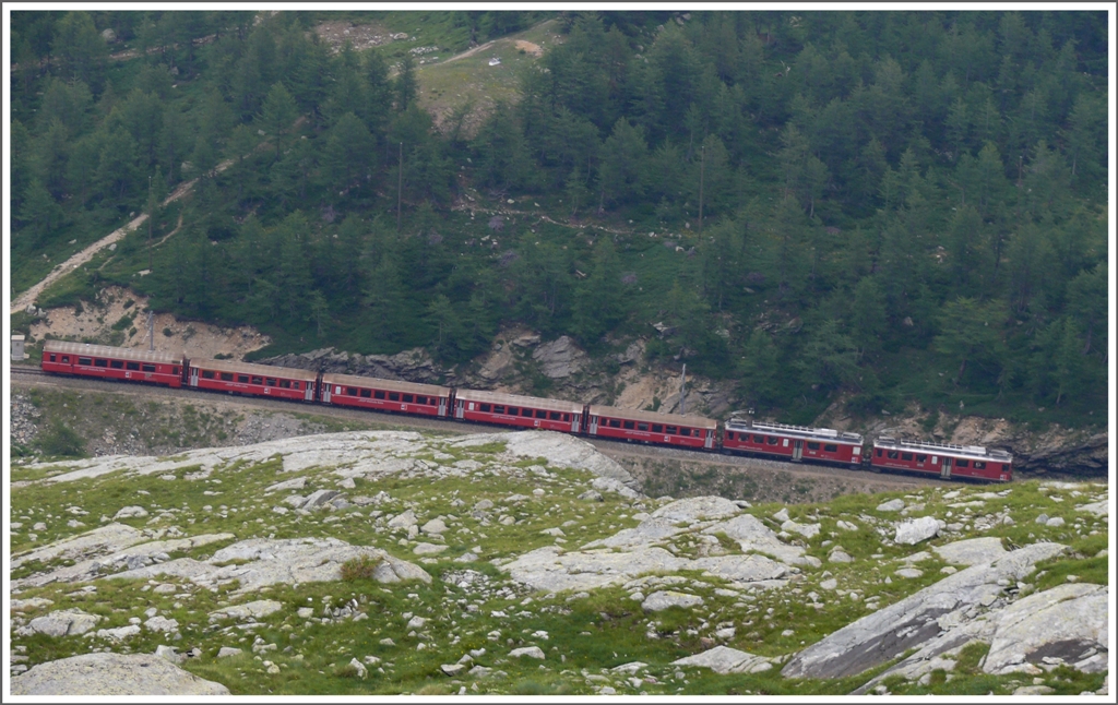 R1629 mit zwei ABe 4/4 II auf Talfahrt oberhalb Alp Grm. (14.07.2010)