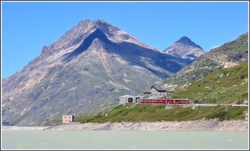 R1629 nach Tirano hat soeben die hchstgelegene Station der RhB Ospizio Bernina 2253m verlassen. Piz Albris und Piz Pischa grssen aus dem Hintergrund. (11.08.2012)