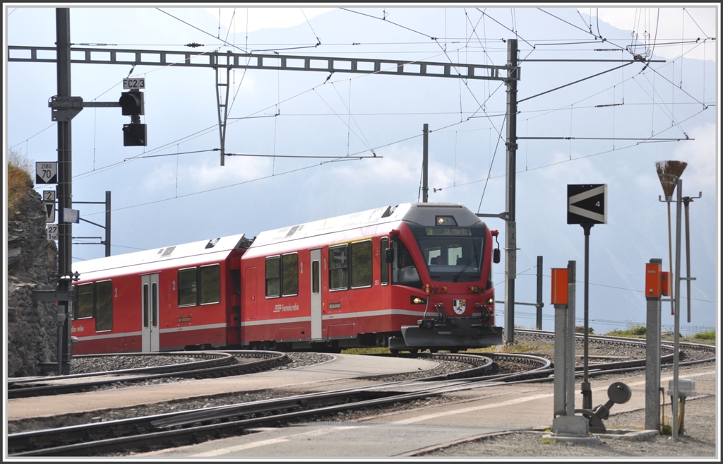 R1632 mit ABe 8/12 3511 kurvt in die Station Alp Grm. (12.08.2012)