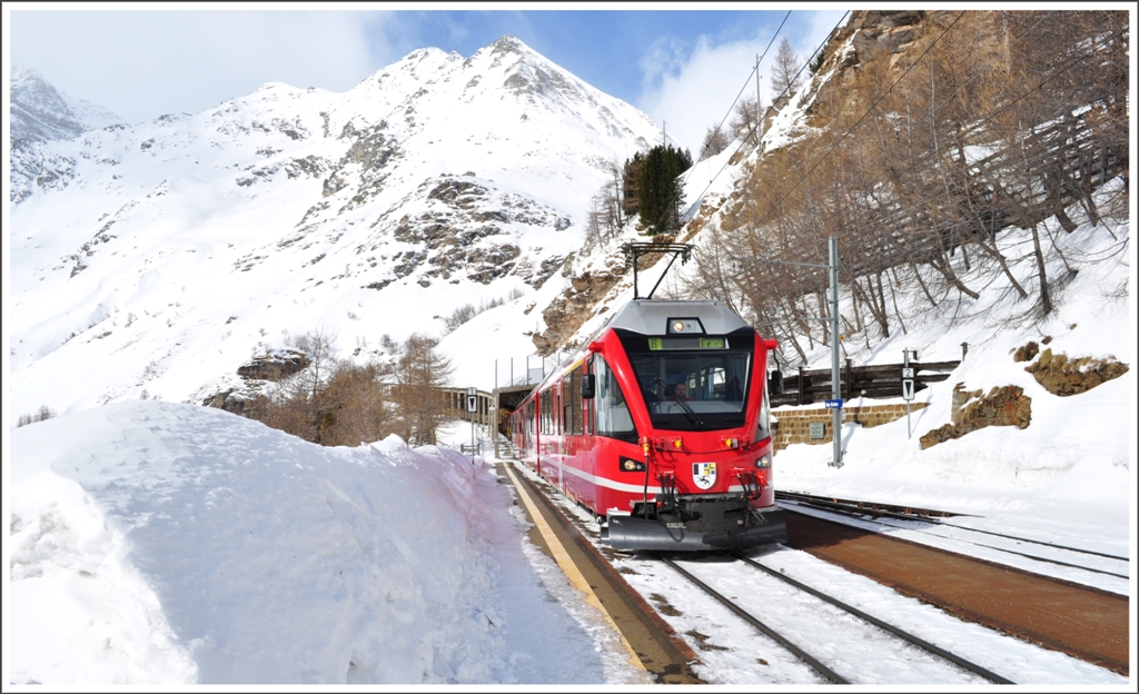R1633 mit ABe 8/12 3502 fhrt in Alp Grm ein. (22.02.2011)