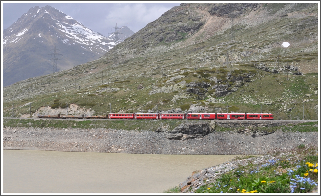 R1633 mit Gterlast am Zugschluss.Die Wagen pendeln zwischen Brusio und Klosters, wo zum Hochwasserschutz grosse Steine aus dem Puschlav verbaut werden. (21.06.2012)
