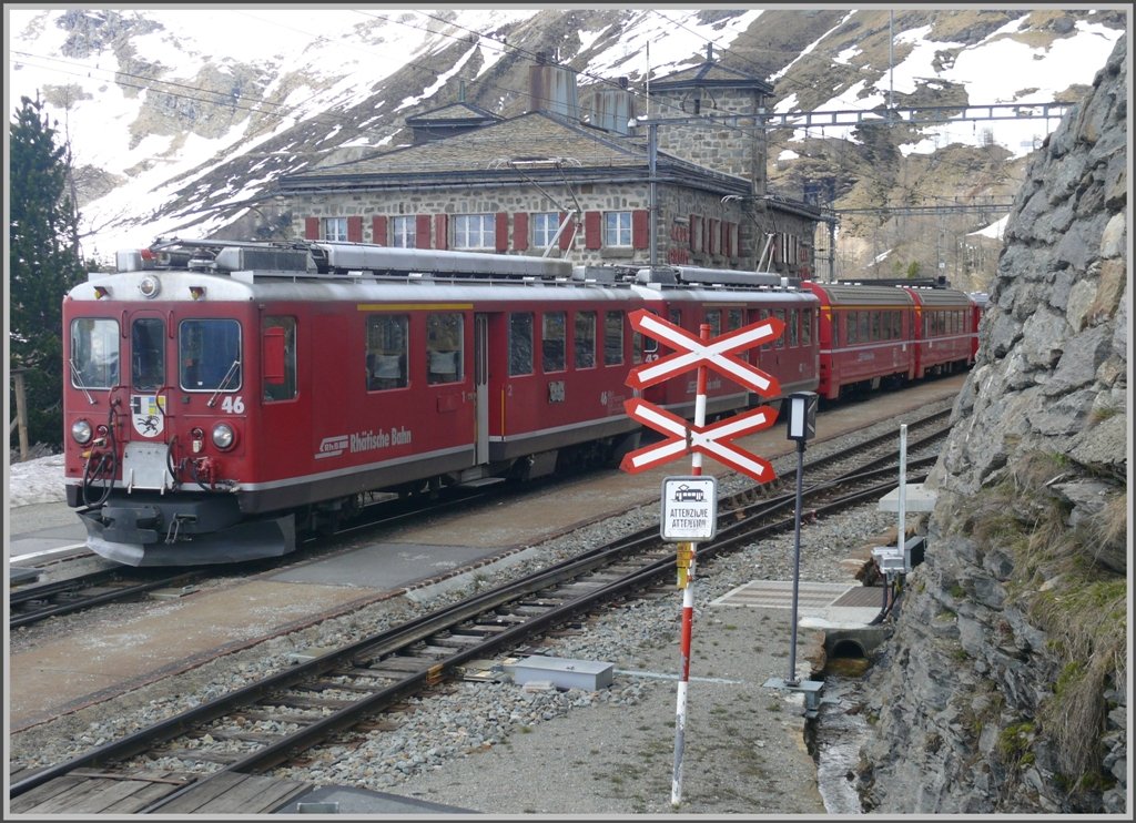 R1633 mit Triebwagen 43 und 46 wartet in Alp Grm auf die Zugskreuzung mit dem Unterhaltsfahrzeug. (20.05.2010)