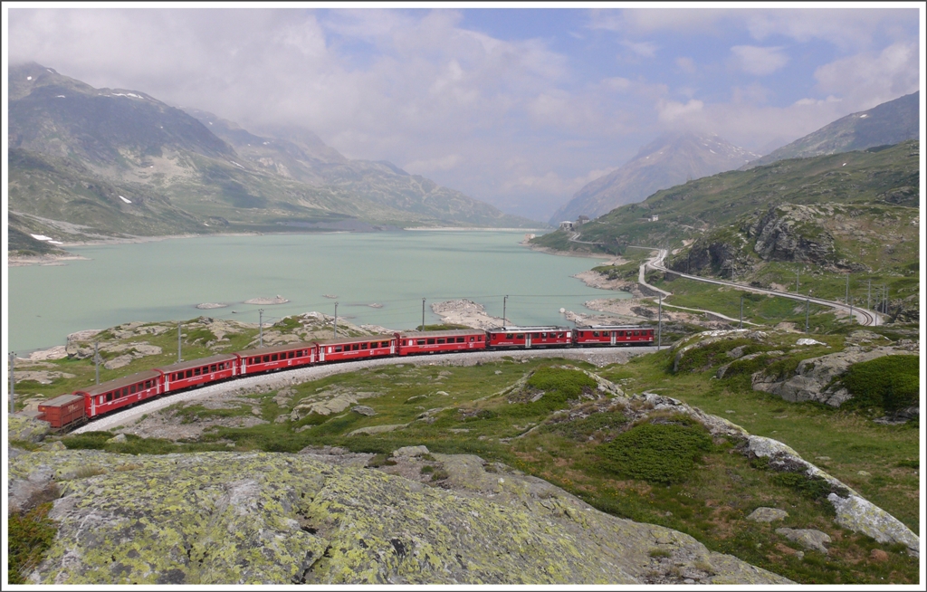 R1636 mit den ABe 4/4 44 und 46 am Ufer des Lago Bianco. (14.07.2010)