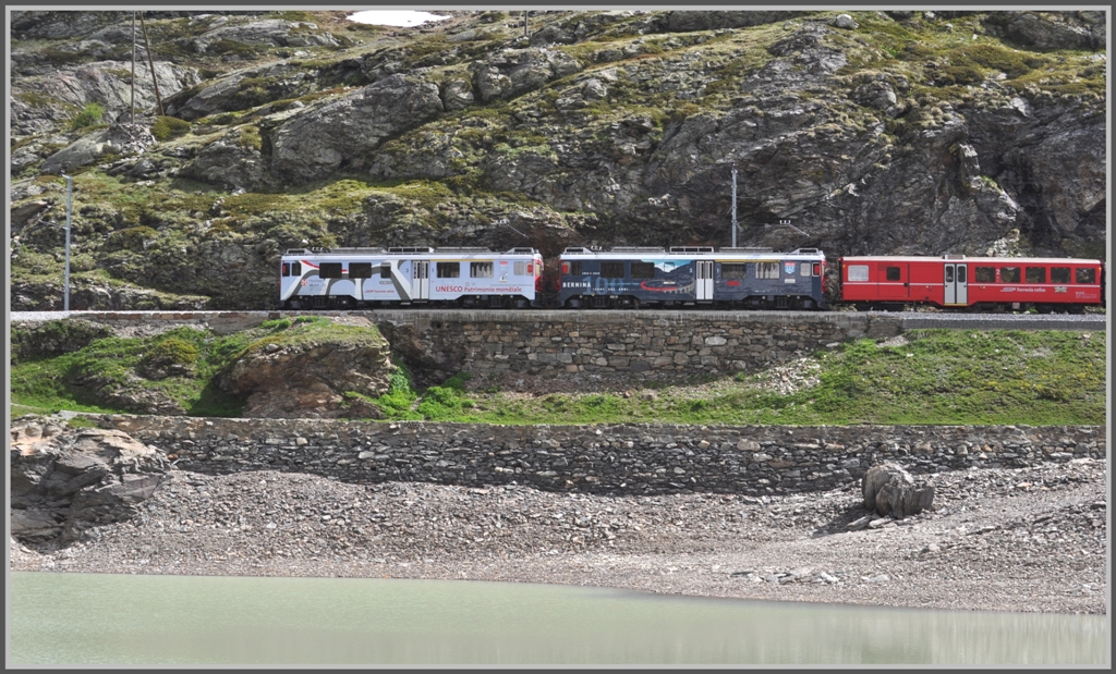 R1636 mit ABe 4/4 III 51  Poschiavo  und 52  Brusio  sind auf dem Weg nach St.Moritz am Lago Bianco auf dem Berninapass angelangt. (15.06.2011)