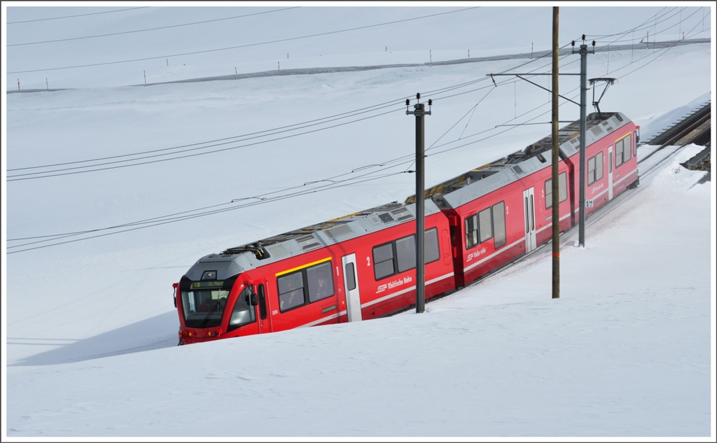 R1636 mit Allegra 3510 duckt sich hinter einer Schneewchte bei der oberen Berninabachbrcke. (22.02.2011)