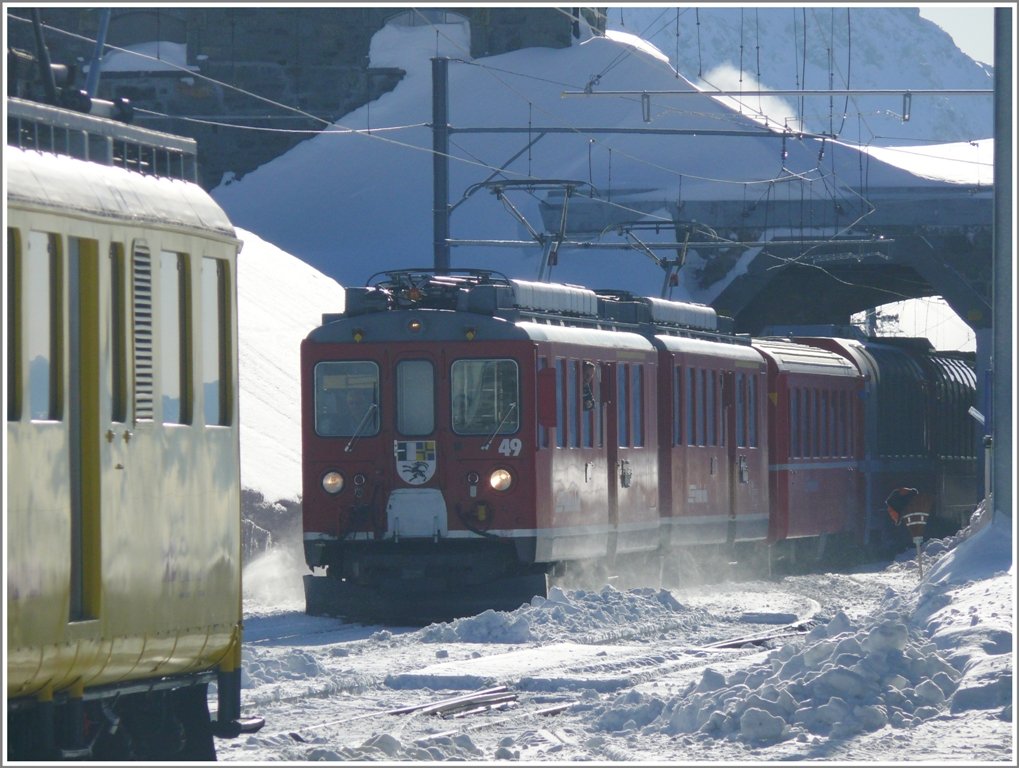 R1639 aus Poschiavo mit ABe 4/4 II 49 und 44 erreicht soeben Ospizio Bernina 2253m und begegnet hier dem Xe 9922. www.mybernina.ch (12.01.2010)
