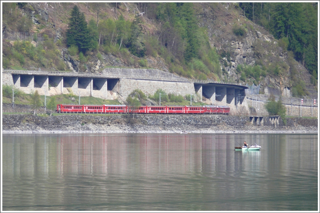 R1640 fhrt dem Lago di Poschiavo entlang Richtung Le Prese. (09.05.2010)