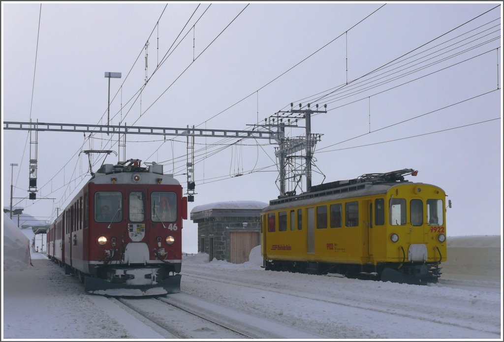 R1640 mit ABe 4/4 II 46 kreuzt den Xe 4/4 9922 in Ospizio Bernina. (12.01.2010)