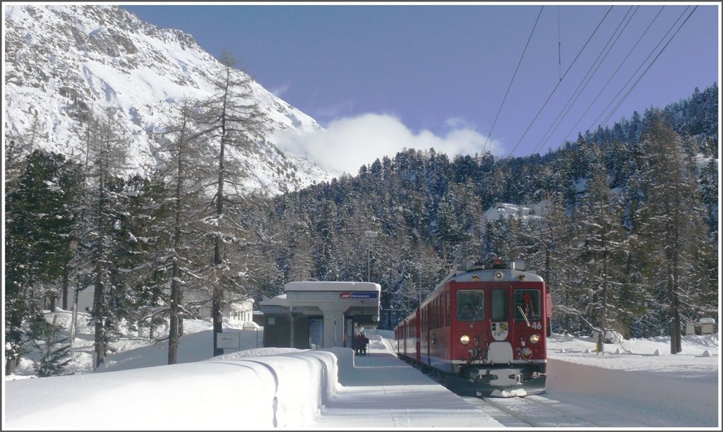 R1640 mit ABe 4/4 II 46 steht in der Station Morteratsch.(12.01.2010)