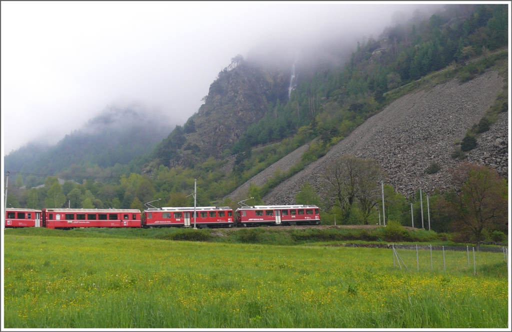 R1640 mit ABe 4/4 II 41 und 42 fhrt bei Brusio bergwrts. (08.05.2010)