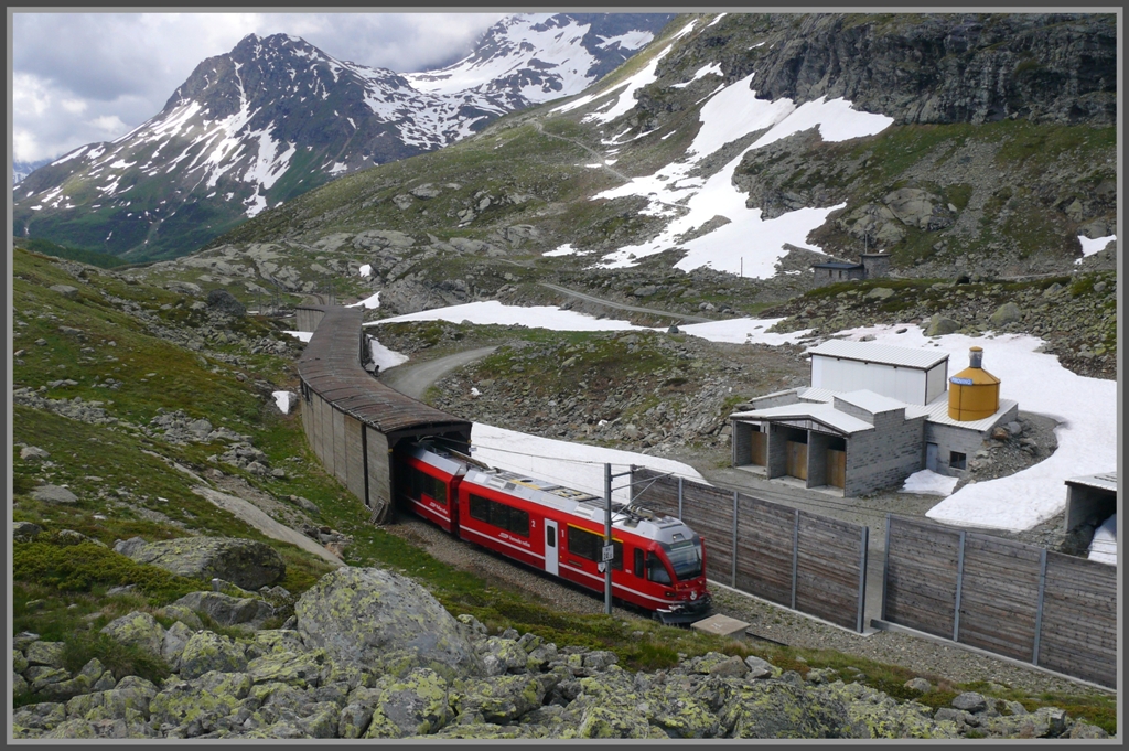 R1640 mit ABe 8/12 verlsst die Scala Galerie. (15.06.2011)