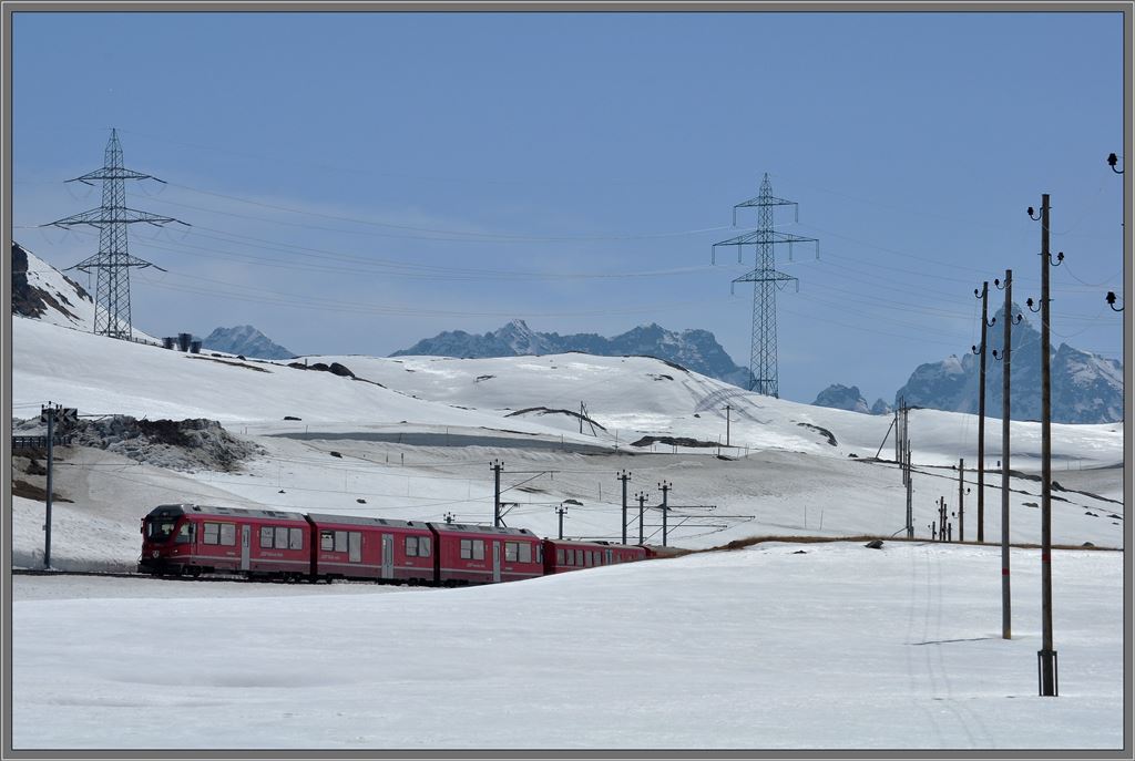 R1640 mit Allegra 3502 ist am Berninapass unterwegs nach St.Moritz. (18.04.2013)