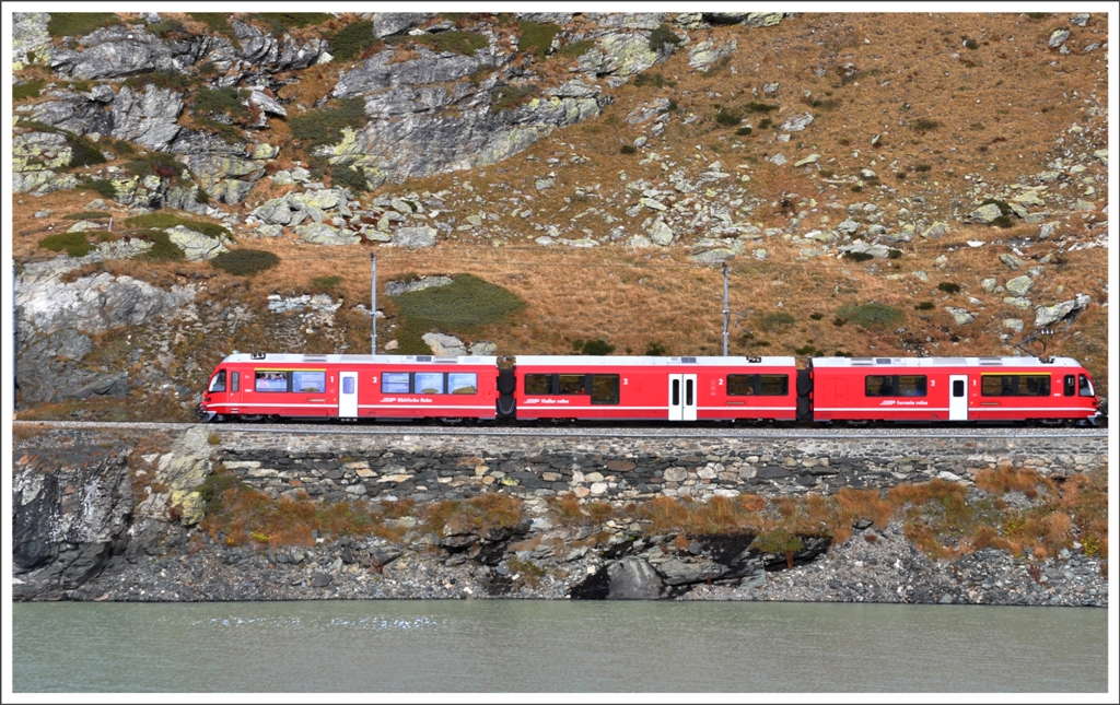 R1640 mit Allegra 3504 nach St.Moritz fhrt dem Lago Bianco entlang. (11.10.2012)