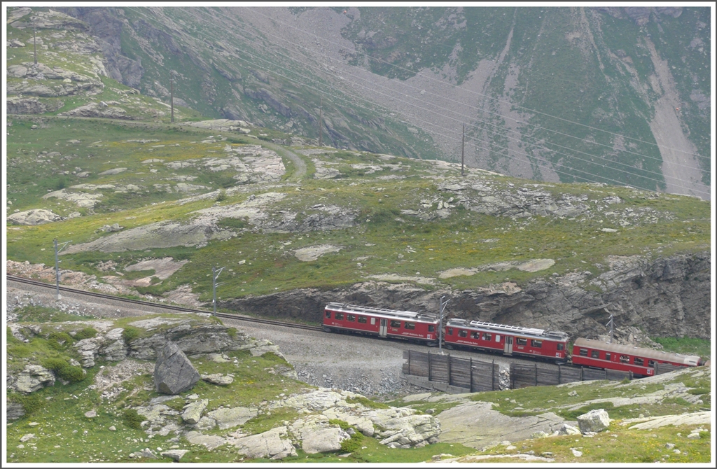 R1640 mit Triebwagen 43 und 49 zwischen Alp Grm und Ospizio Bernina. (14.07.2010)