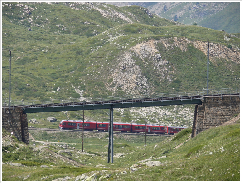 R1641 nach Tirano nhert sich ber die Alp Bondo der oberen Berninabachbrcke. (14.07.2010)