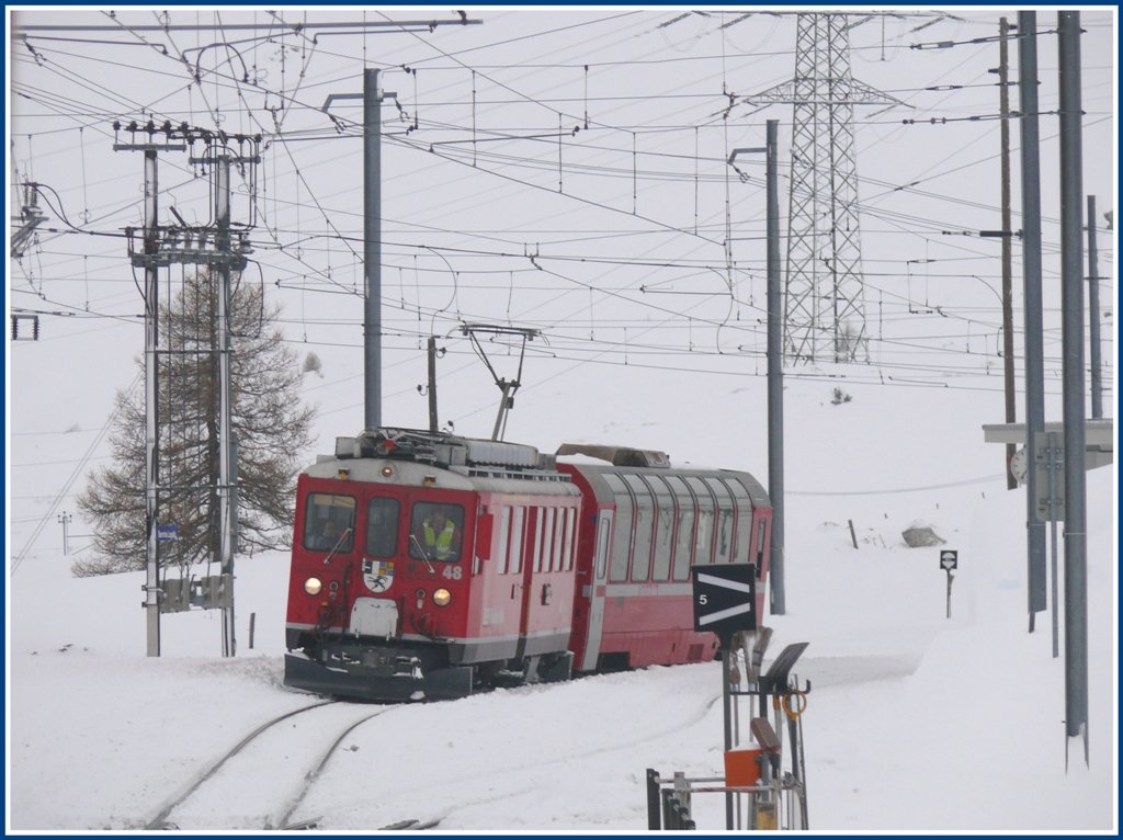 R1643 mit ABe 4/4 II 48 und einem B/Pano kommt in Bernina Lagalb entgegen. (01.12.2009)