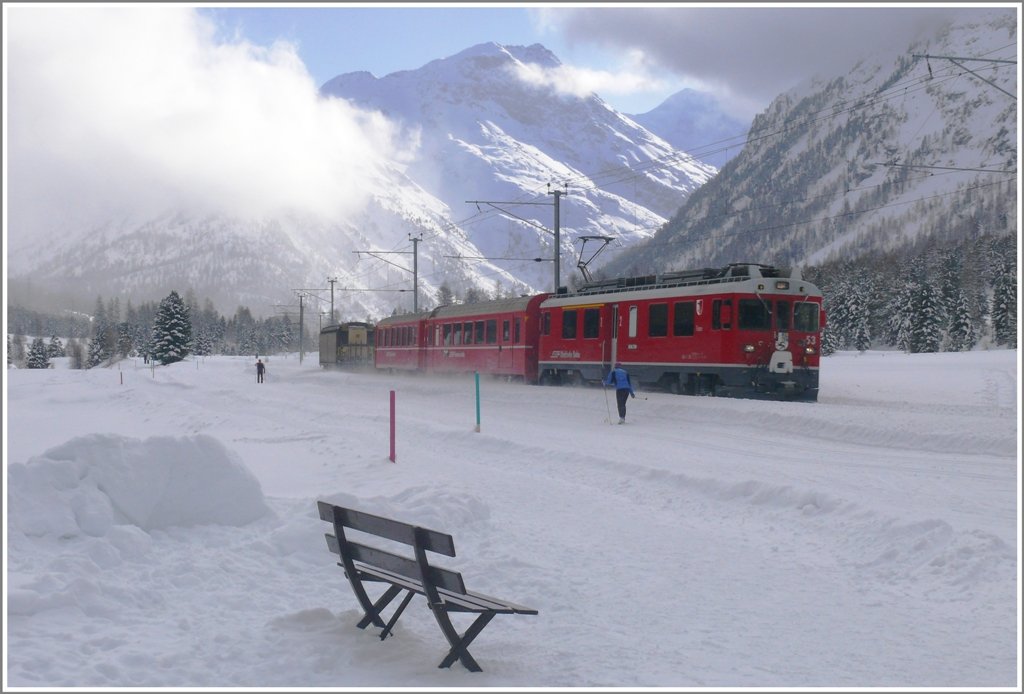 R1644 ,mit ABe 4/4 III 53  Tirano  zwischen Morteratsch und Surovas. Bis die Sonne hinter der  Fotowolke  verschwand wars noch recht gemtlich auf der Gartenbank. (12.01.2010)