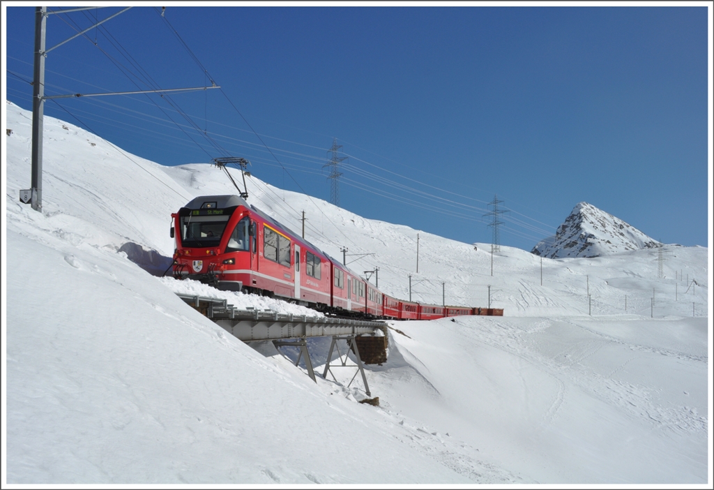 R1644 mit ABe 8/12 3503 aif der  Westernbrcke  kurz vor Ospizio Bernina. (26.02.2011)