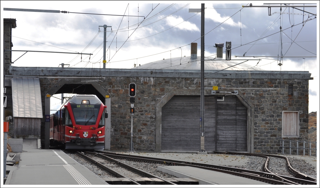 R1644 mit ABe 8/12 in Ospizio Bernina 2253m /M. (11.10.2012)