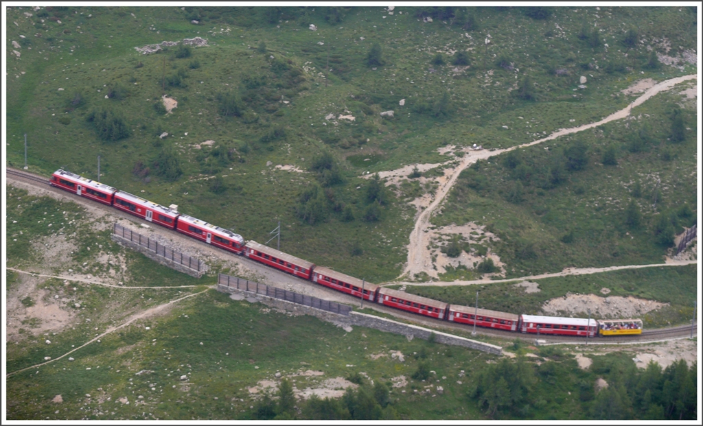 R1644 mit Allegra auf Bergfahrt oberhalb Alp Grm. (14.07.2010)