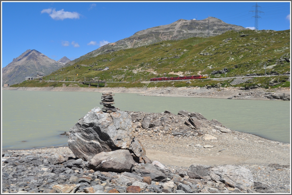R1644 mit einem ABe 8/12 am Lago Bianco auf dem Berninapass. (11.08.2012)
