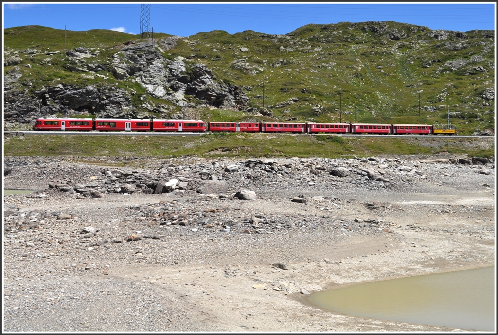 R1644 mit einem ABe 8/12 am Lago Bianco auf dem Berninapass. (11.08.2012)
