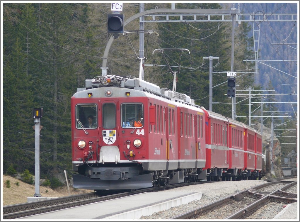 R1648 mit ABe 4/4 II 44 und 46 trifft in Cavaglia ein. (20.05.2010)
