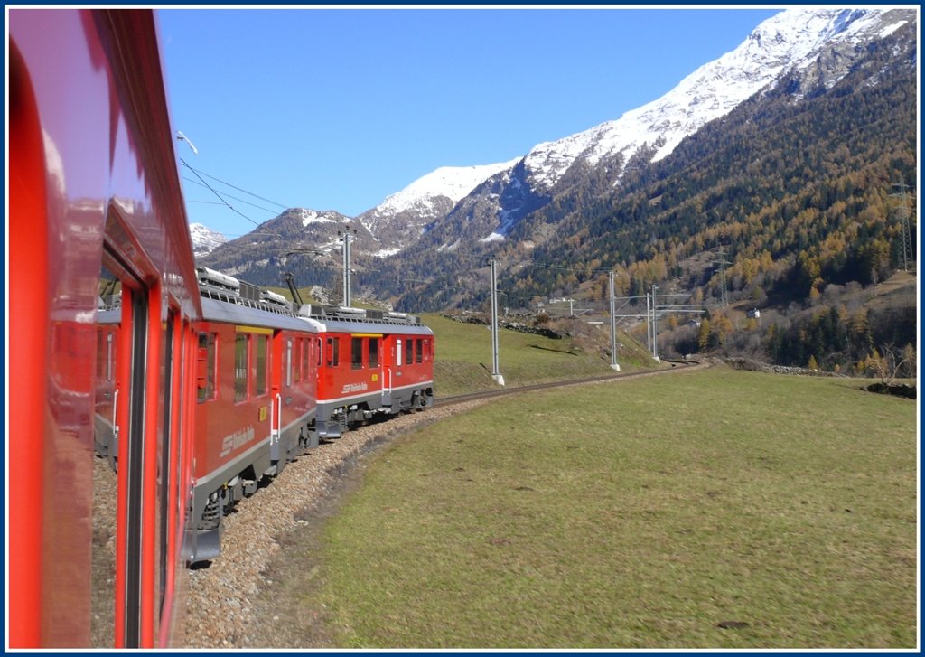R1648 mit ABe 4/4 III 52  Brusio  und 56  Corviglia  legt sich bei Privilasco in die Kurve. (11.11.2009)