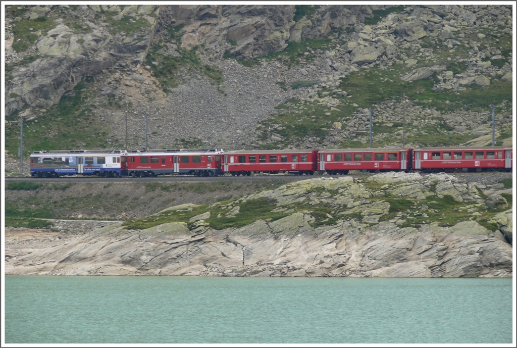 R1648 mit ABe 4/4 III 54  Hakone  und 56  Corviglia  am Lago Bianco auf 2250m /M. (14.07.2010)
