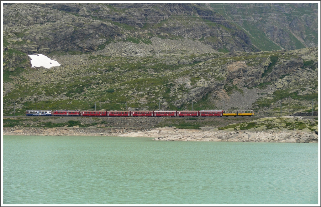 R1648 mit ABe 4/4 III 54  Hakone  und 56  Corviglia  am Lago Bianco auf 2250m /M. (14.07.2010)