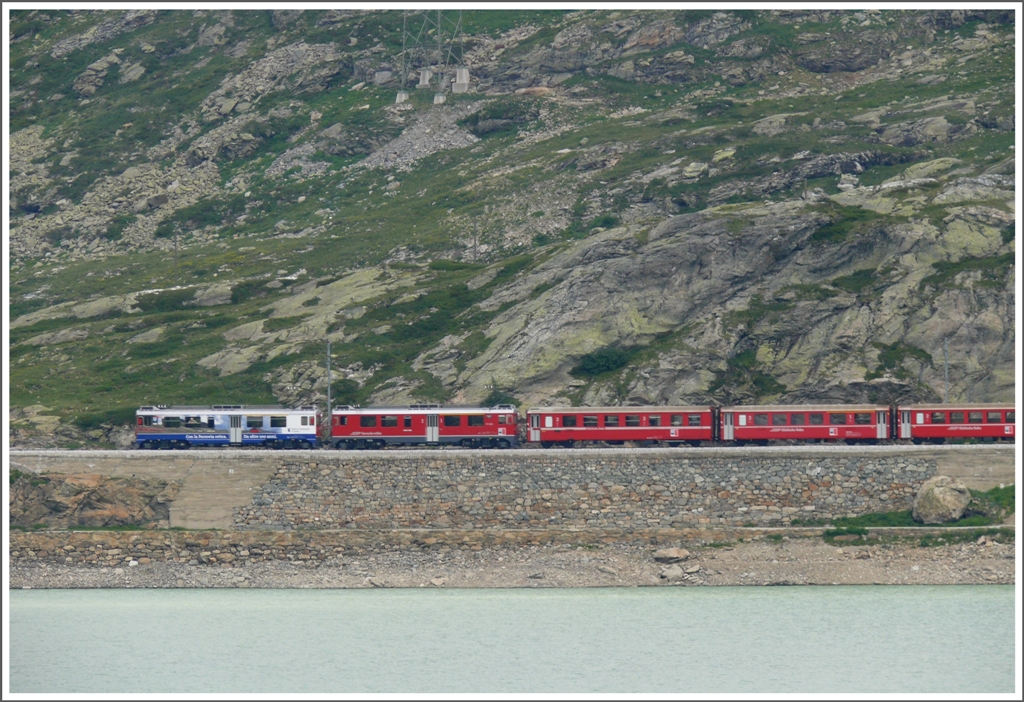 R1648 mit ABe 4/4 III 54  Hakone  und 56  Corviglia  auf einem perfekt der Natur angepassten Streckenabschnitt entlang des Lago Bianco. (14.07.2010)