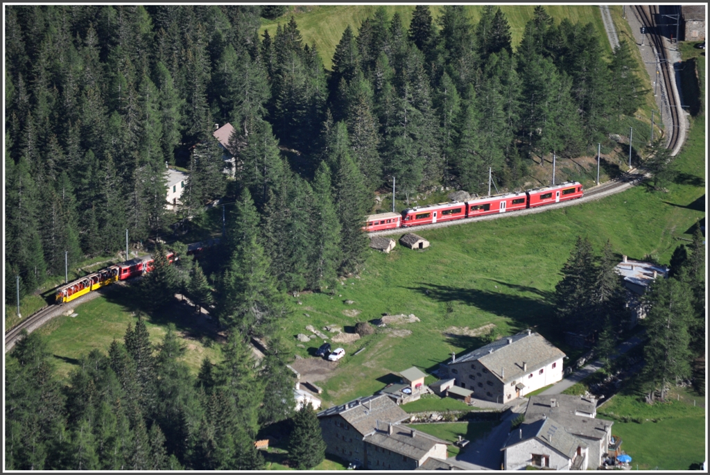 R1649 kurz vor der Station Cavaglia, aufgenommen vom Gartensitzplatz des Rest. Belvedere auf Alp Grm. (11.08.2012)